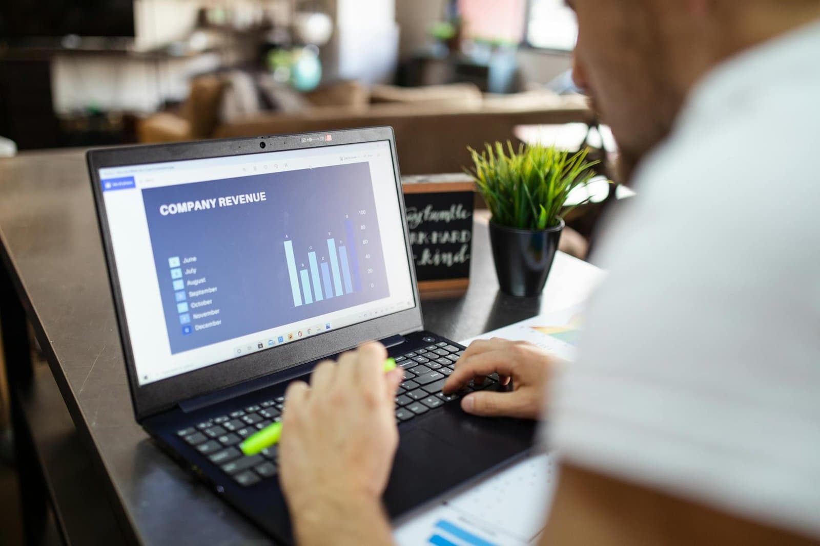 The Impact of Domain Name Psychology on Consumer Behavior: A Deep Dive into Digital Influence